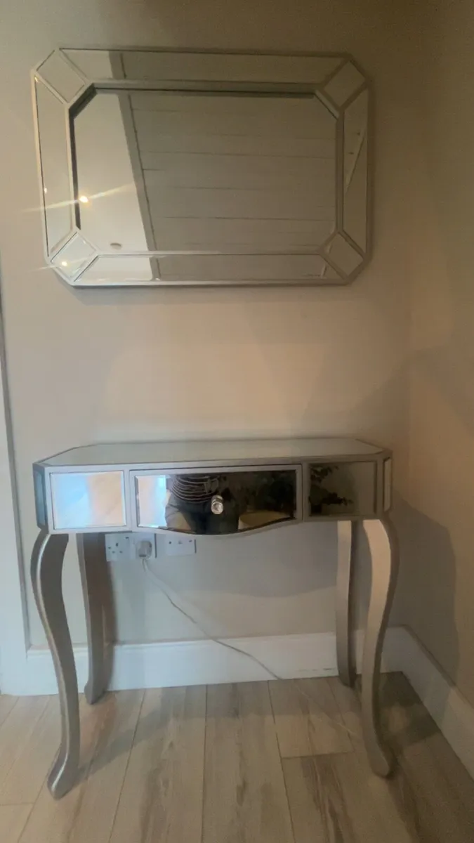 Mirrored console table and matching mirror - Image 1