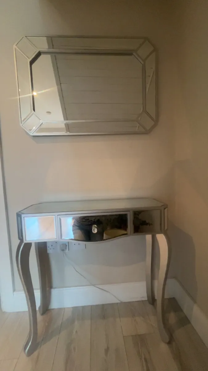 Mirrored console table and matching mirror - Image 2