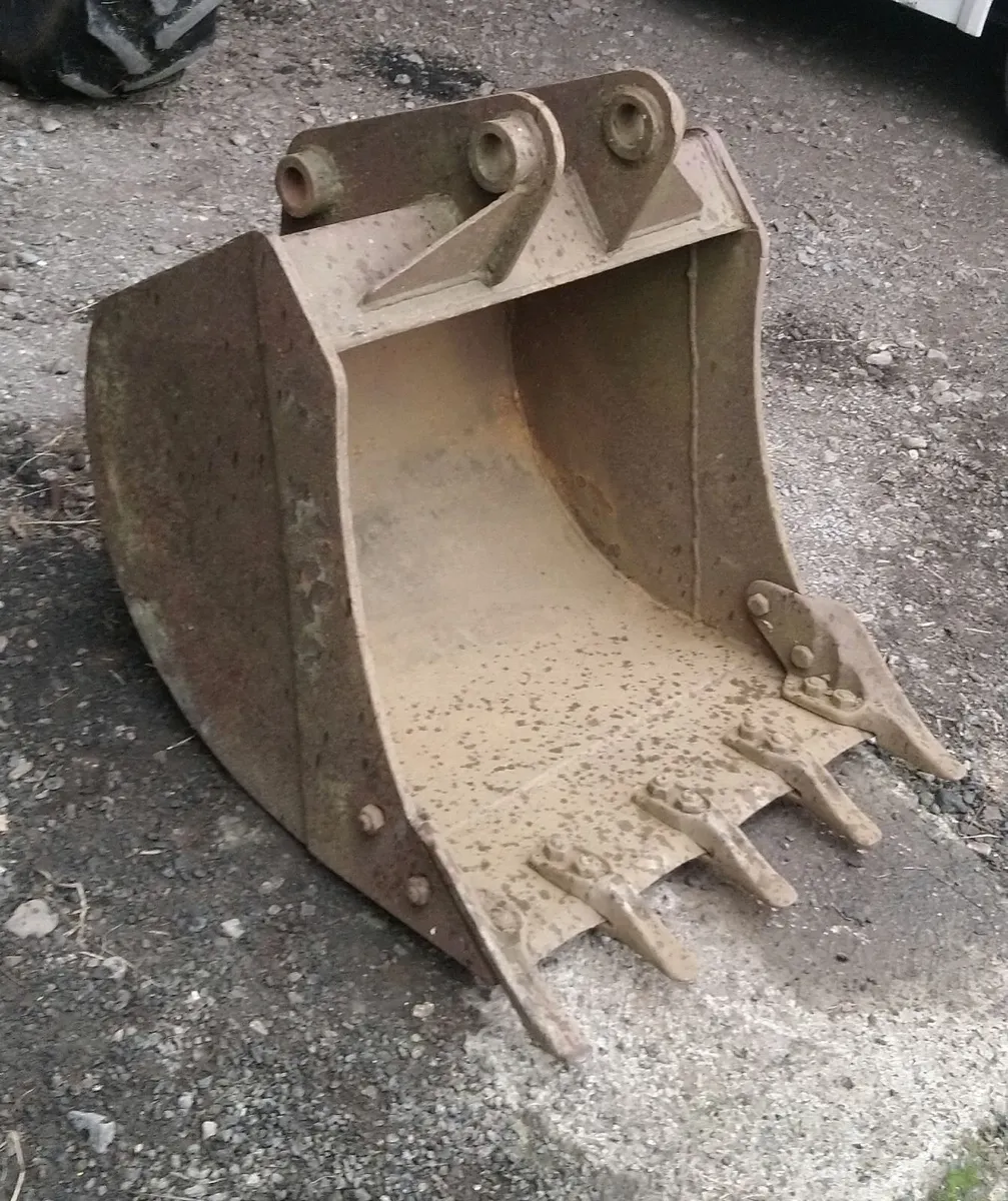 JCB DIGGING BUCKET ( 45mm pins ) - Image 1