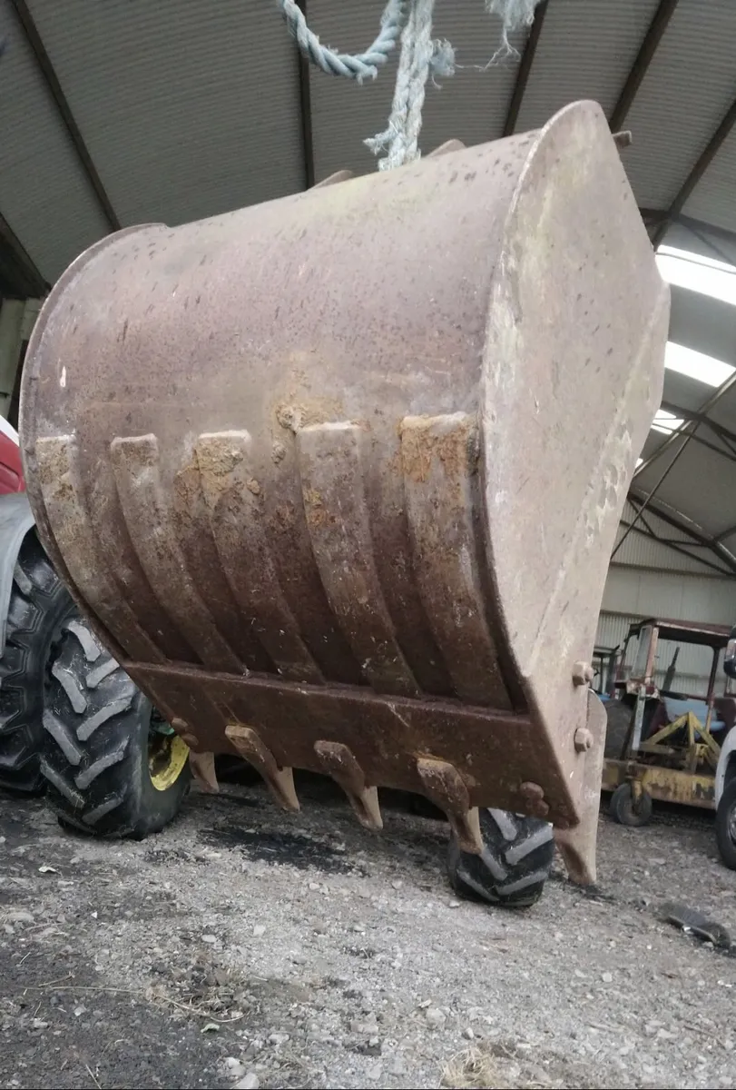 JCB DIGGING BUCKET ( 45mm pins ) - Image 2
