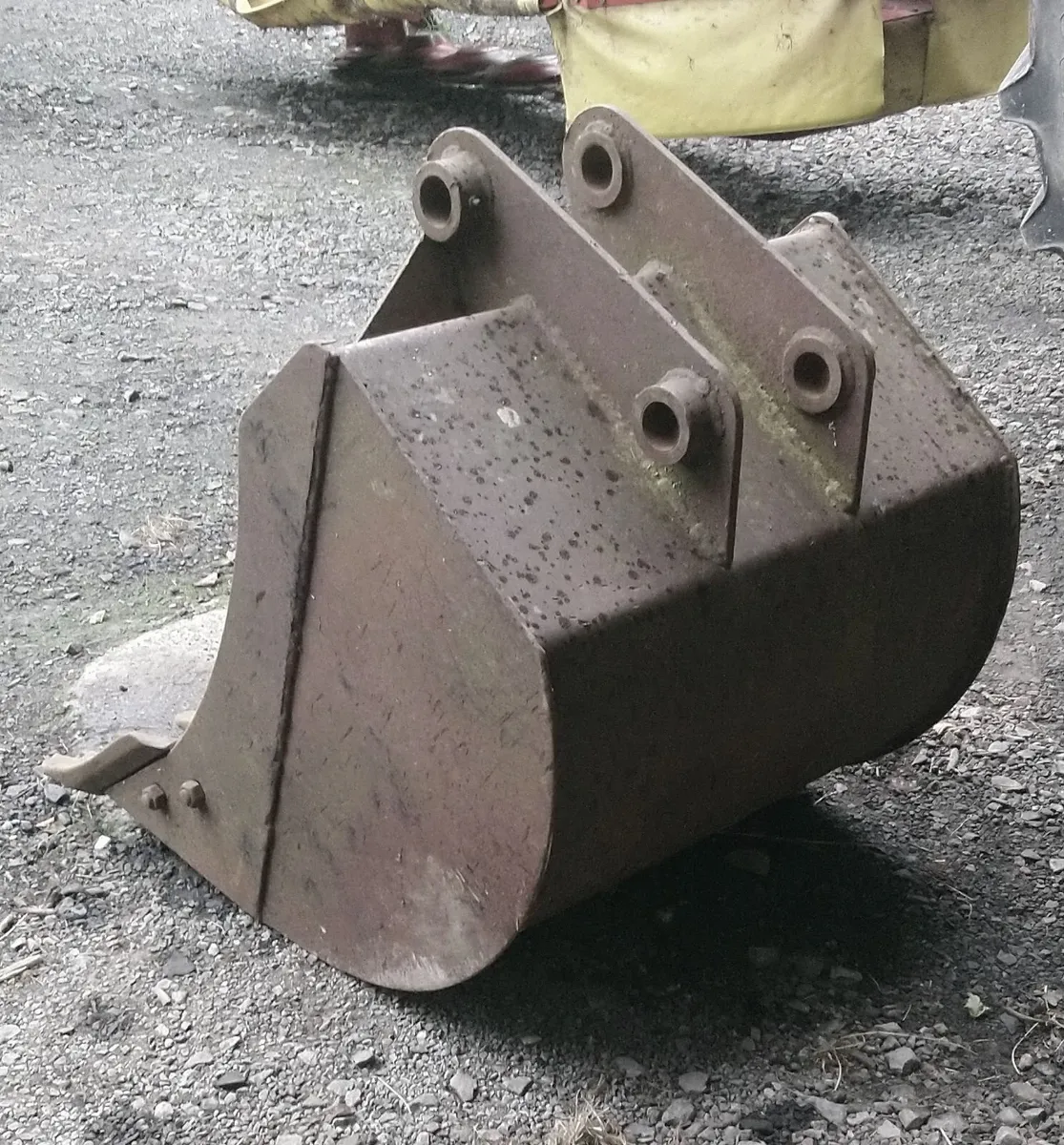 JCB DIGGING BUCKET ( 45mm pins ) - Image 3