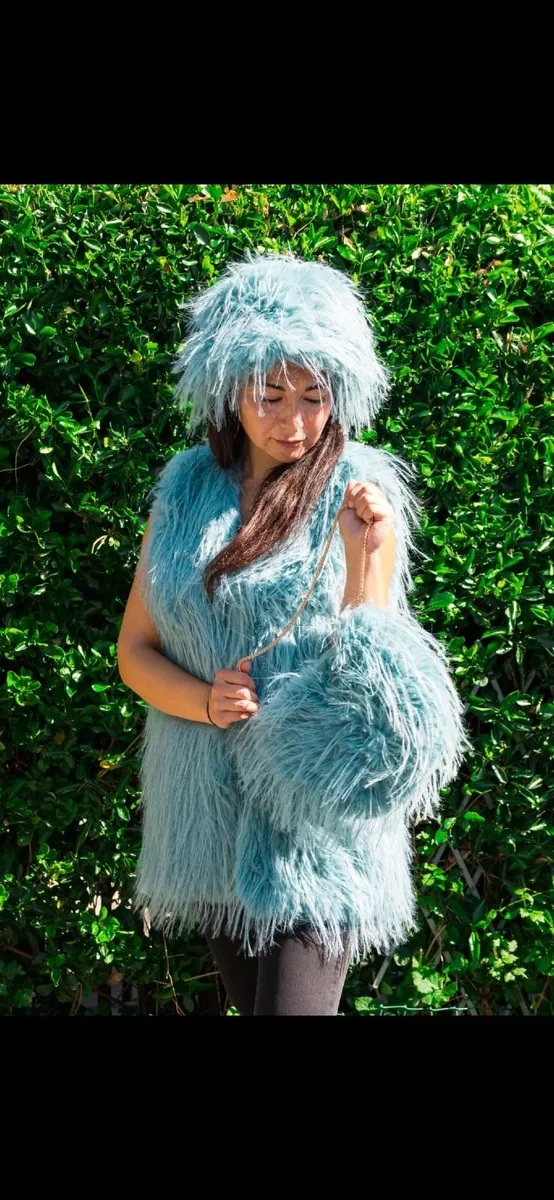 Fur jackets plus matching hat plus bags - Image 3