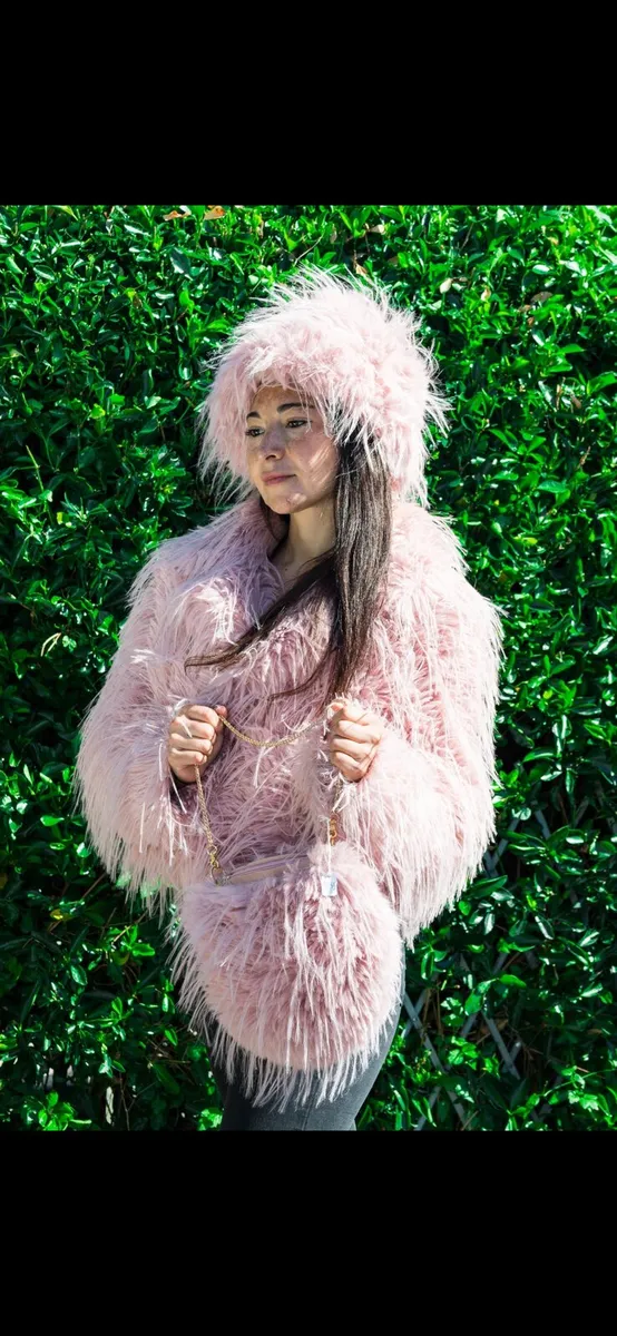 Fur jackets plus matching hat plus bags - Image 4