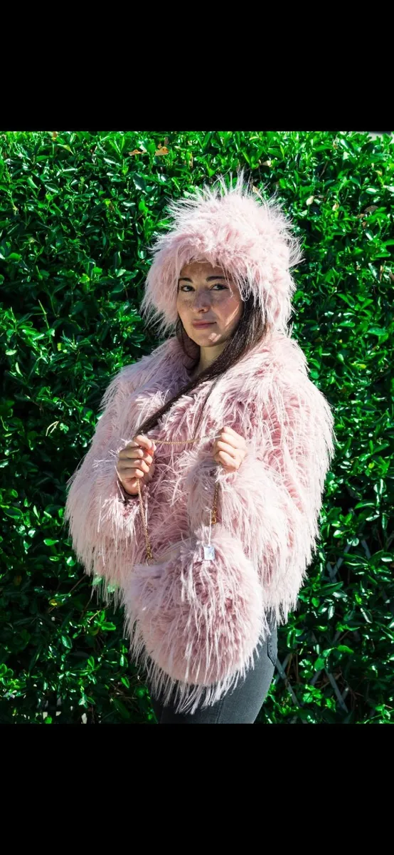 Fur jackets plus matching hat plus bags - Image 1