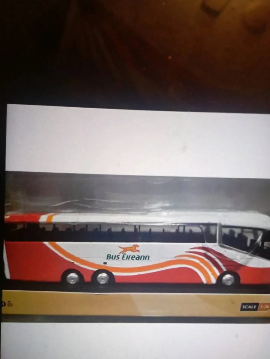 OXFORD DIE-CAST LRIZAR I6 BUS EIREANN EXPRESSWAY - Image 1