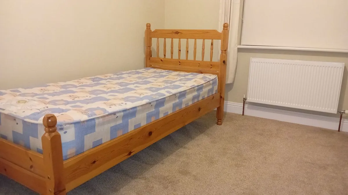 3 foot solid pine bed and mattress - Image 1