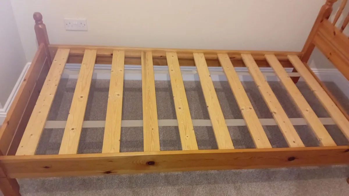 3 foot solid pine bed and mattress - Image 3