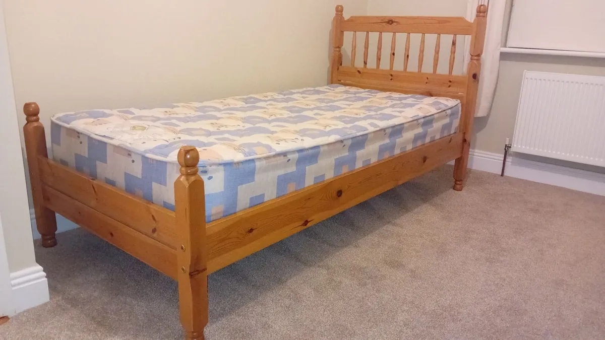 3 foot solid pine bed and mattress - Image 4