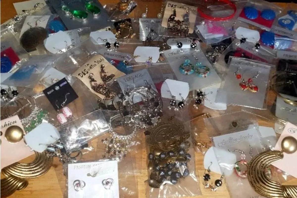 Job Lot 100 Pairs Brand New Earrings Wrapped - Image 4