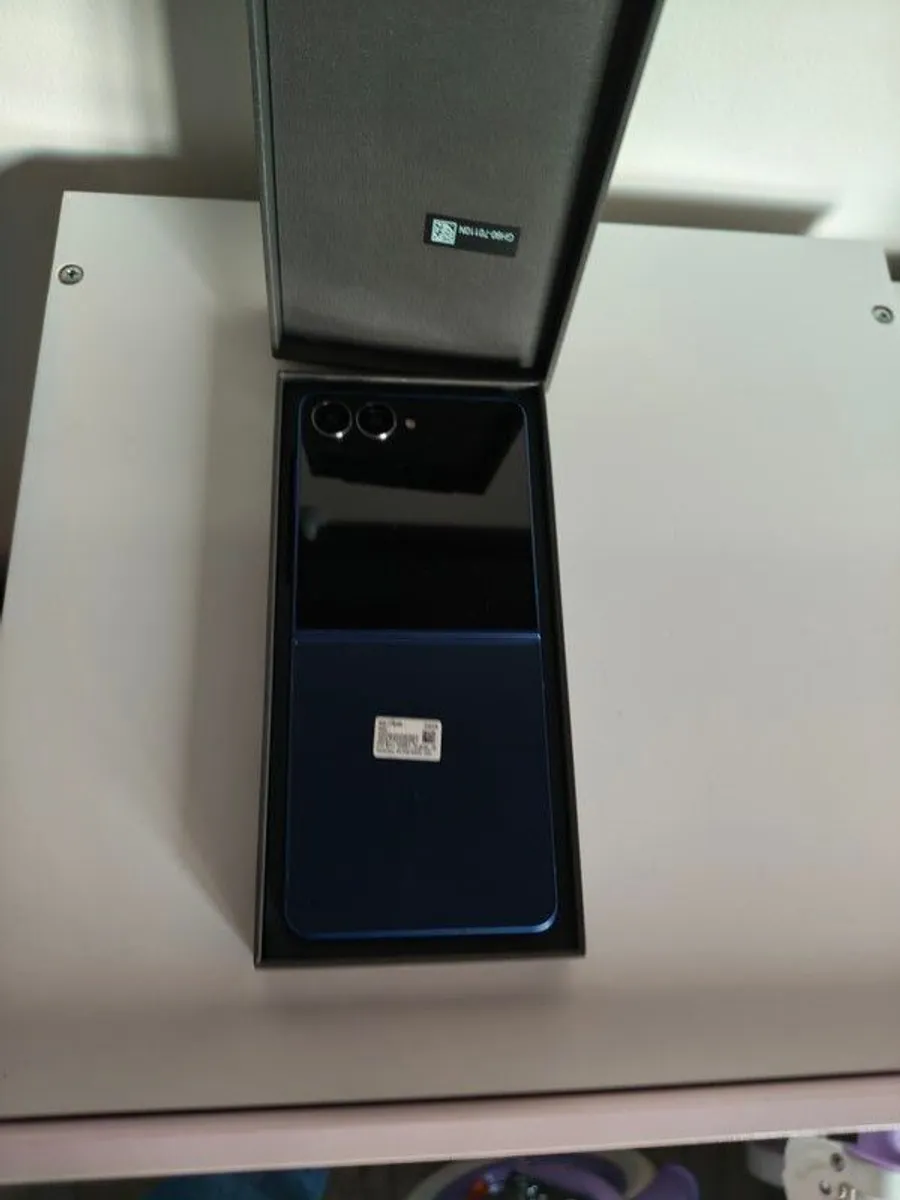 Samsung Z Flip 7 Shadow Blue 256gb Grade A Brand New never used - Image 2