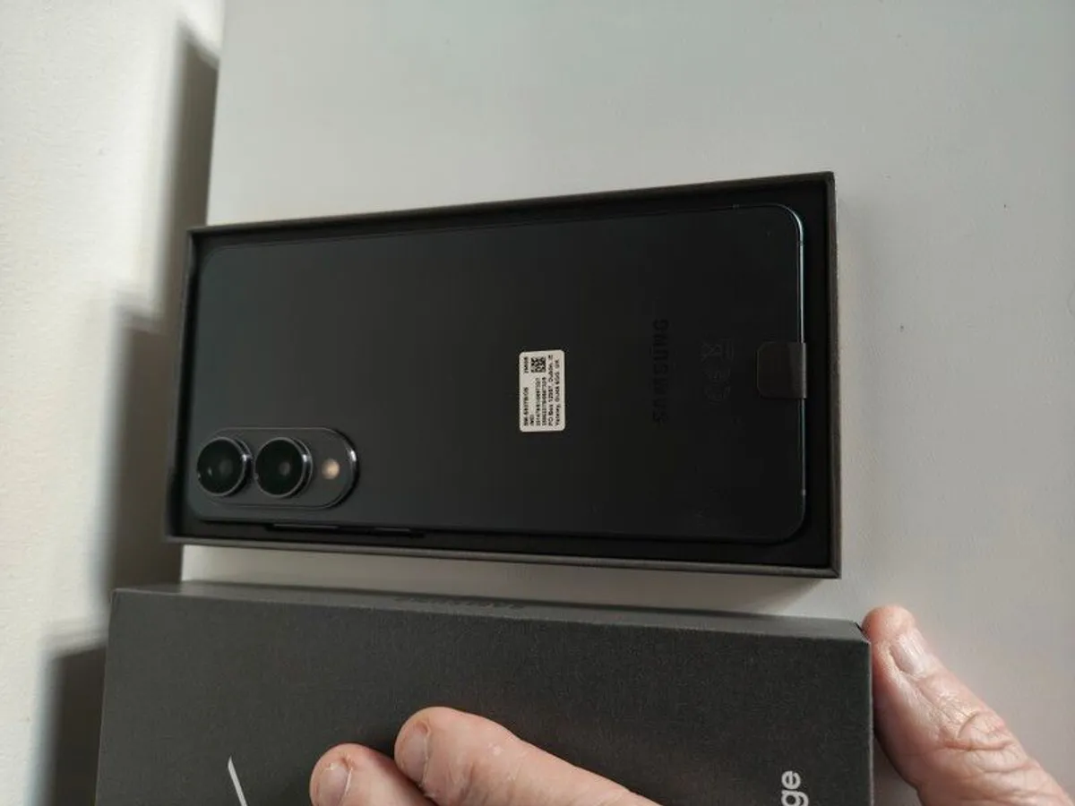 Samsung S25 Edge Jetblack 256GB Grade A Brand New - Image 2
