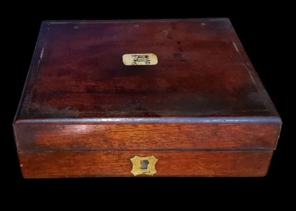 Antique Stately Home Wooden Crested Box - Image 3