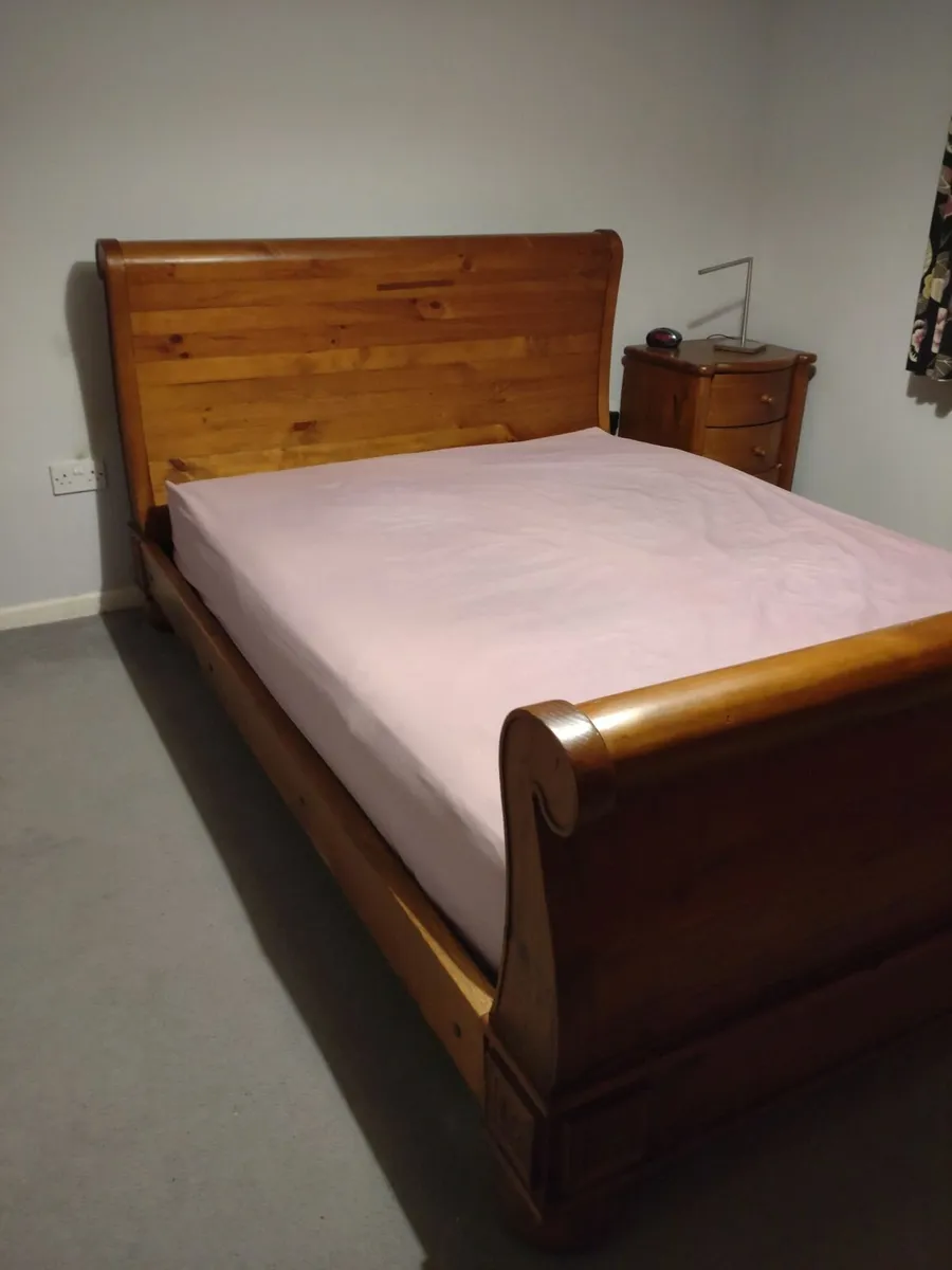 Unique sleigh bed + set - Image 1
