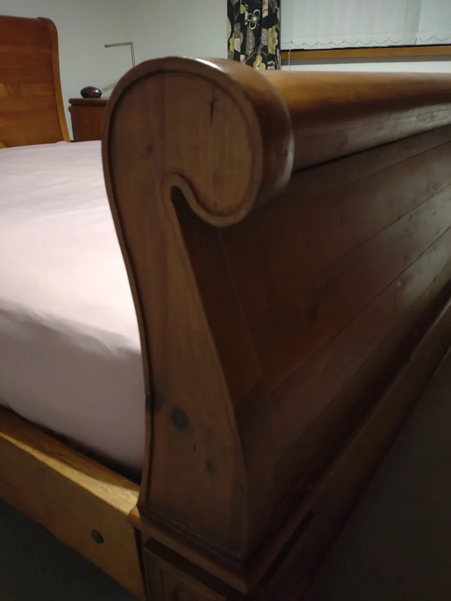 Unique sleigh bed + set - Image 3