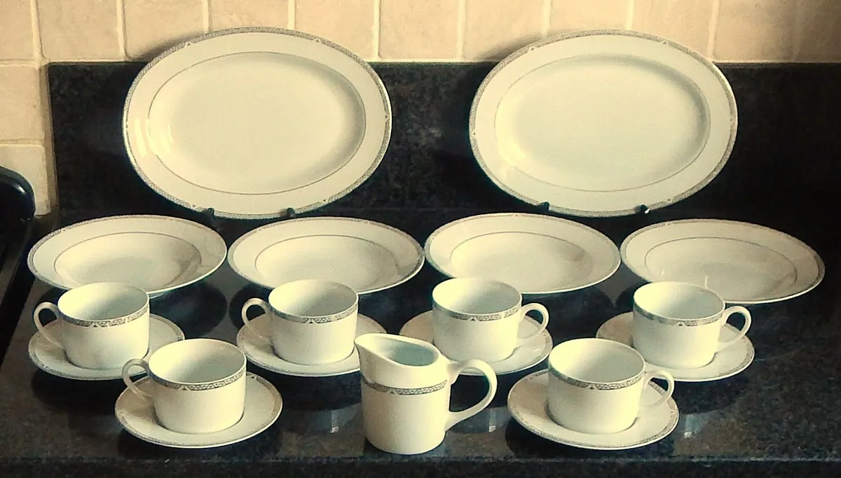 19 Vintage Royal Doulton Platinum Tableware Pieces - Image 1