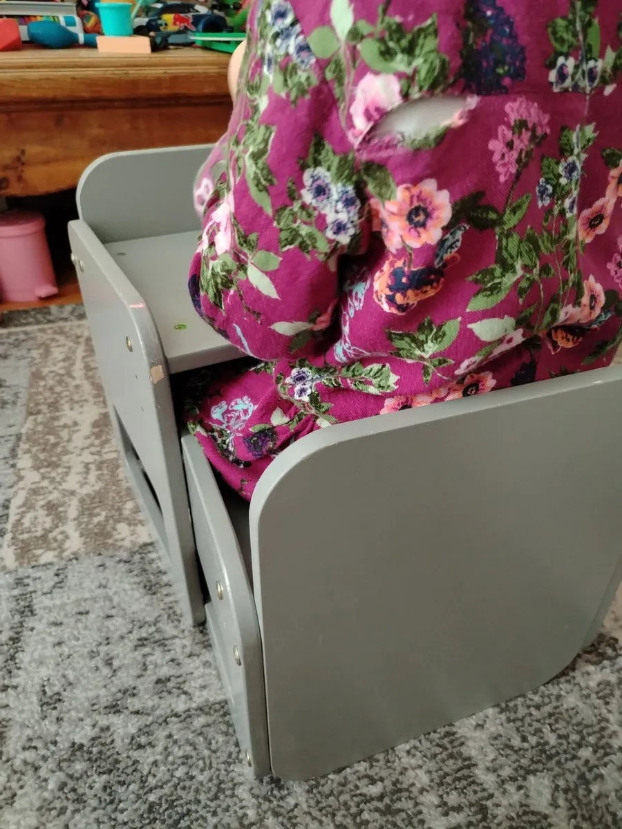 Compact Kids table and chair - Image 2