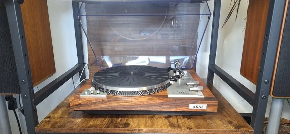 Akai AP-206C - Direct Drive Turntable Record Player + extra free cartridge - Image 1