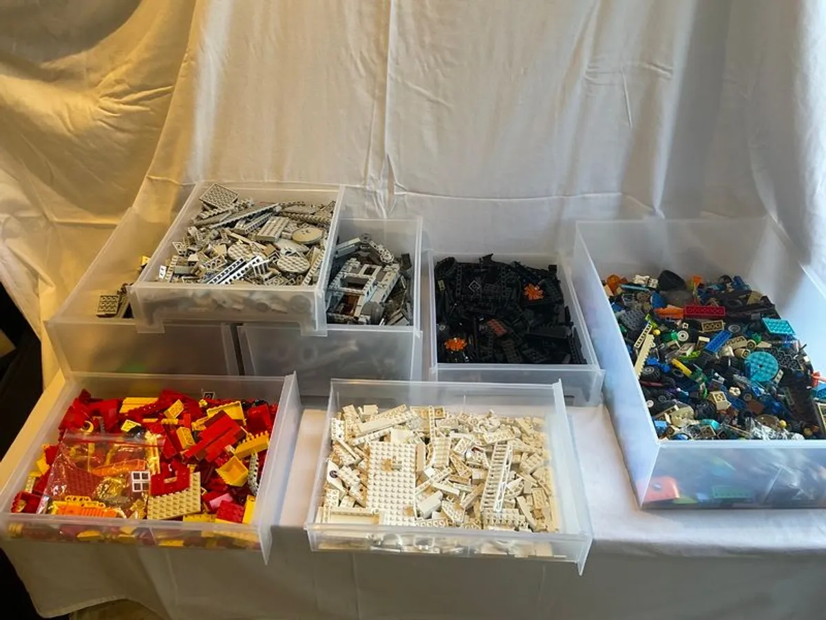 Lego - approx 8kg of Lego pieces in drawer storage unit - Image 4