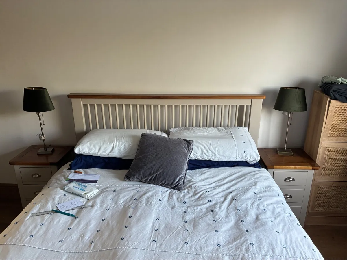 King bed frame and matching furniture - Image 1