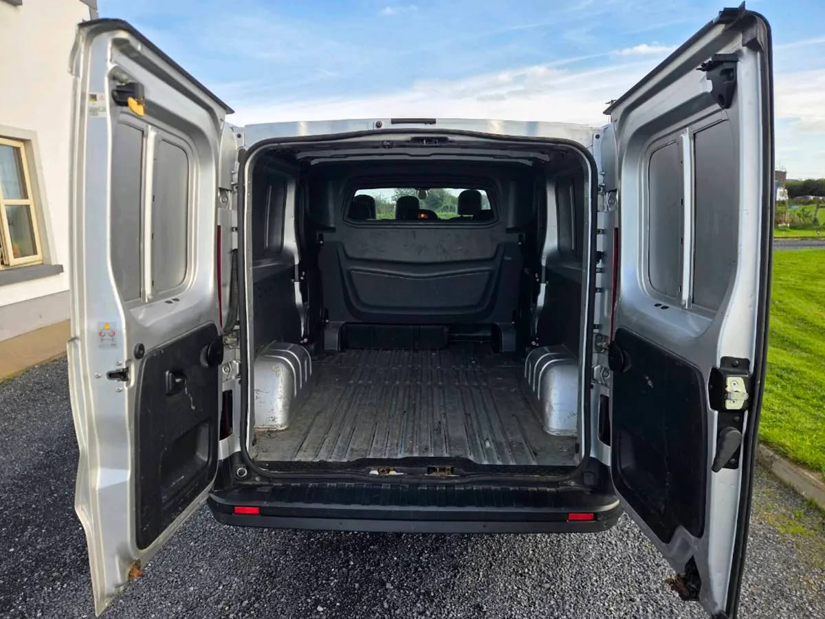 Renault trafic crew cab van - Image 4