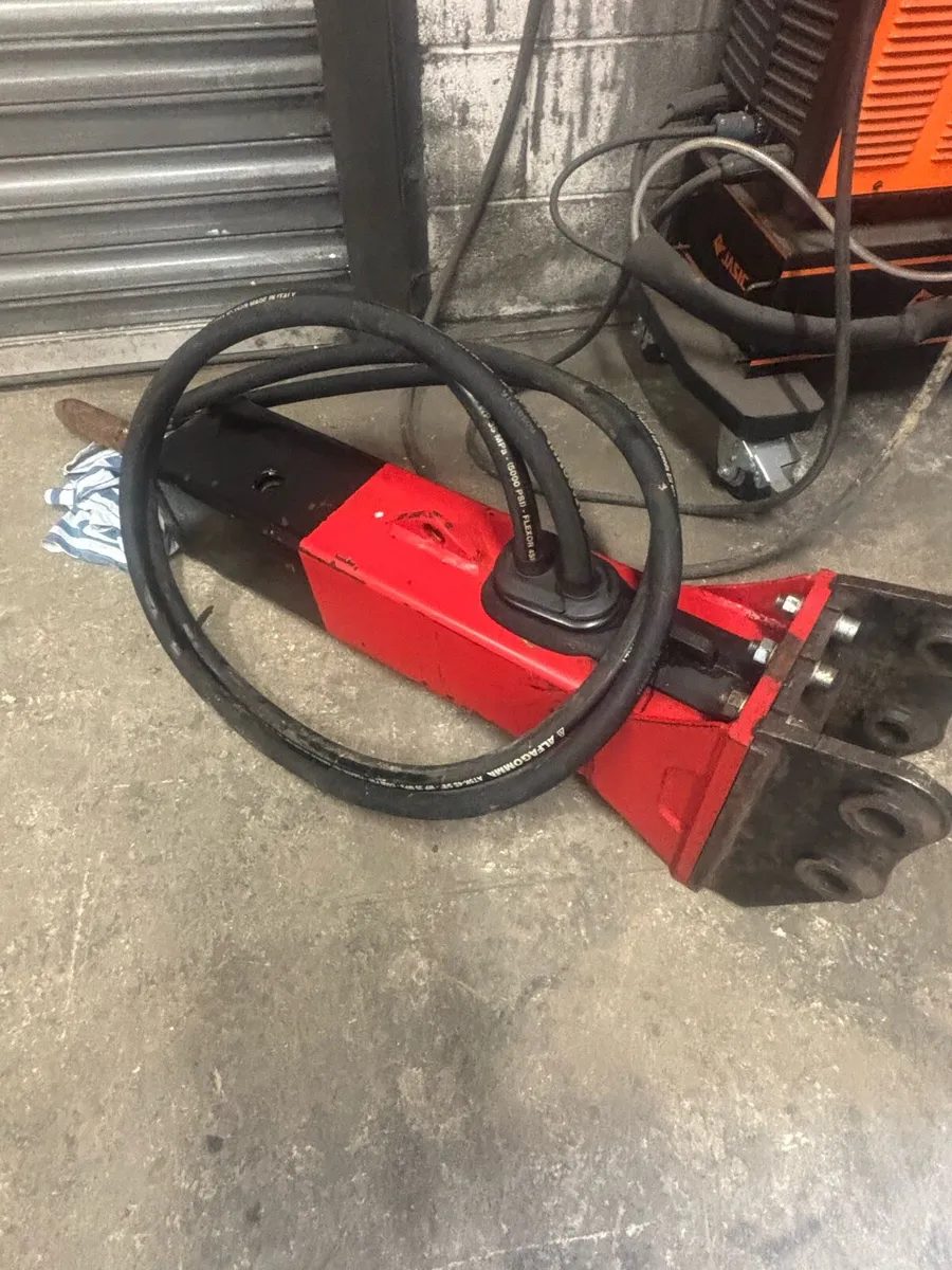 CHICAGO PNEUMATIC RX3 ROCK HAMMER / BREAKER - Image 3