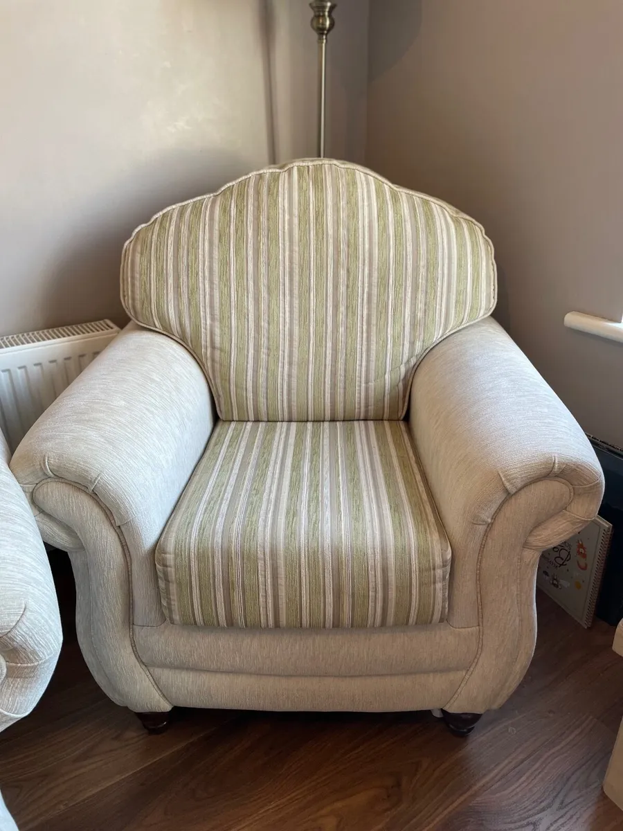 2 Seater Sofa and 2 armchairs - Image 2