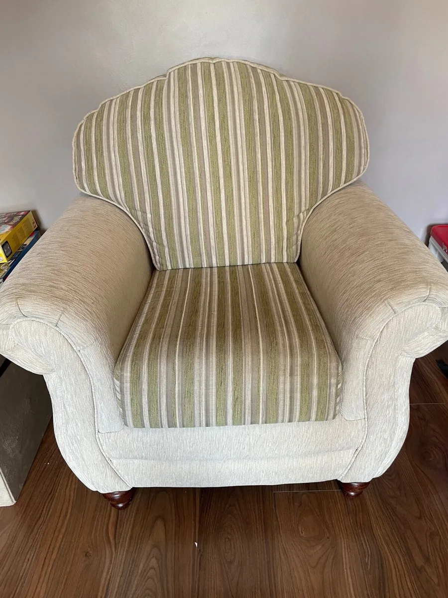 2 Seater Sofa and 2 armchairs - Image 4