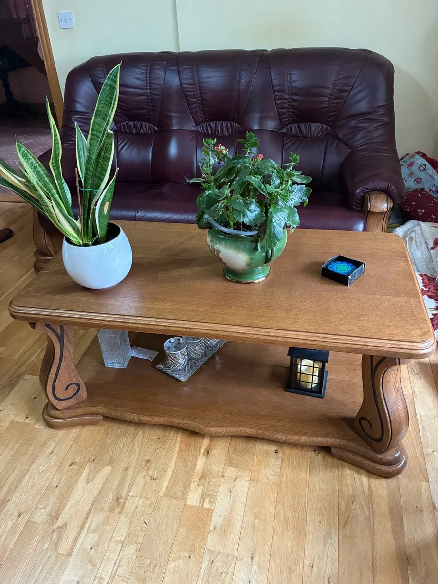 Leather sofas 3 + 2 + 1 seater, table and rug incl - Image 4