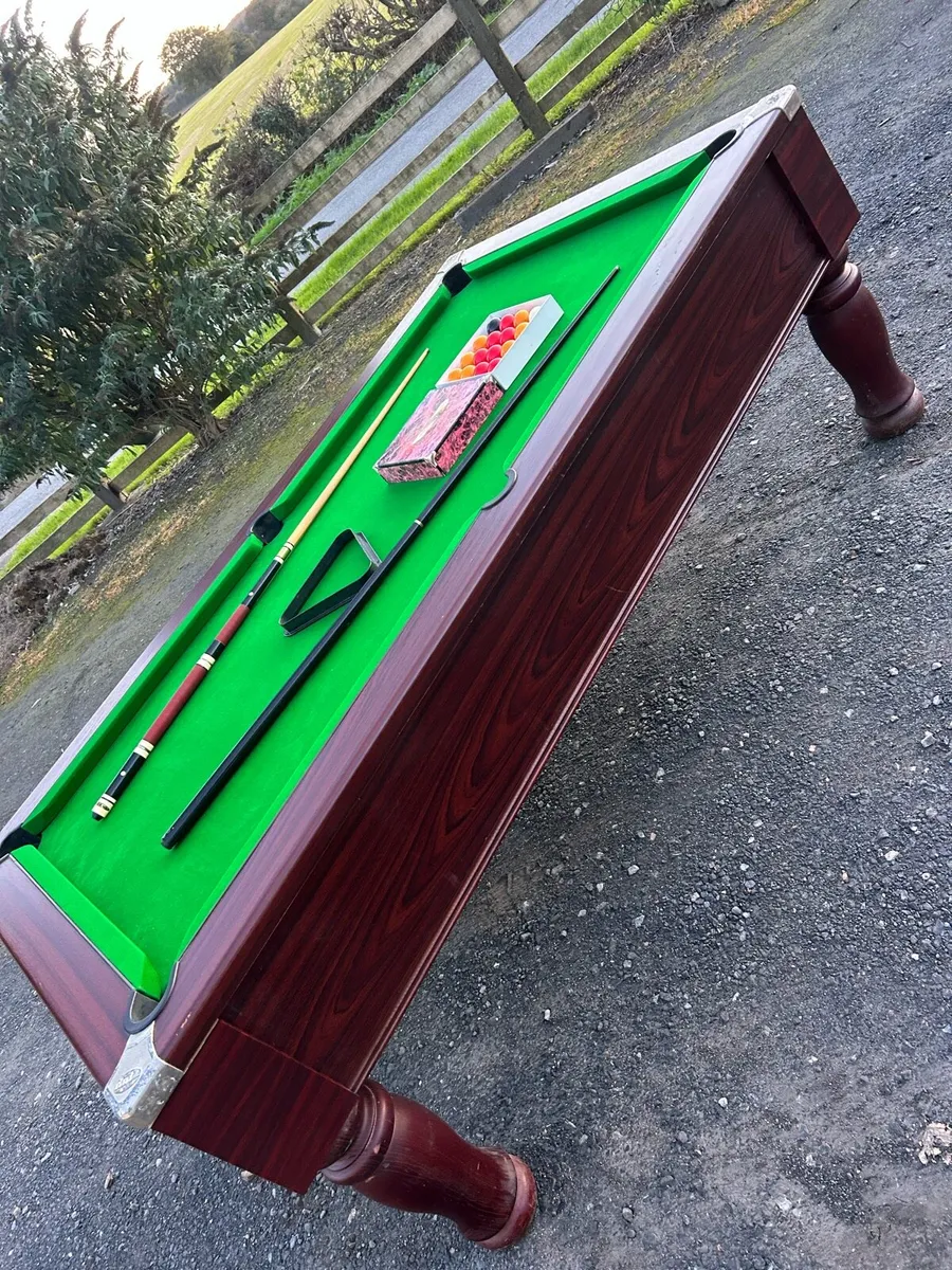 Pool table - Image 1