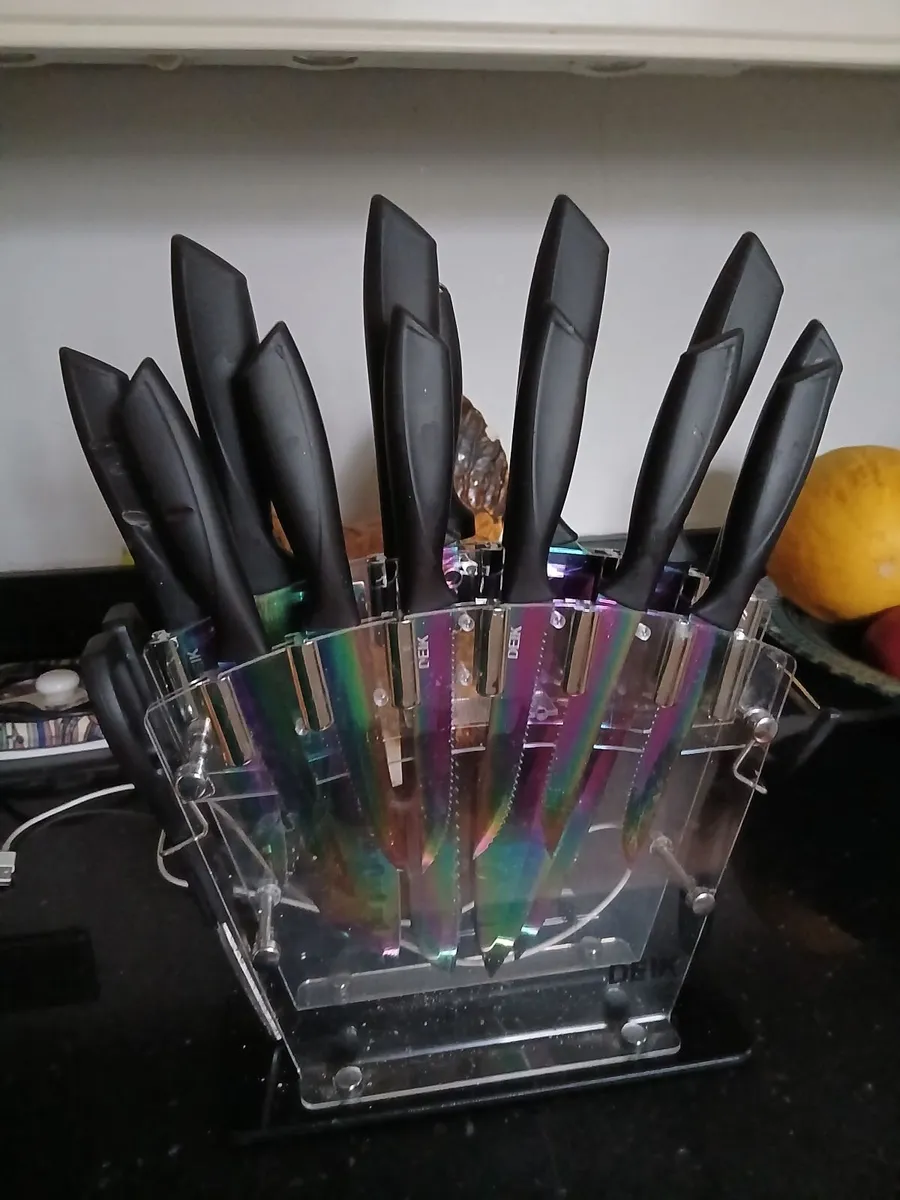 Set of Knives in block - Image 1