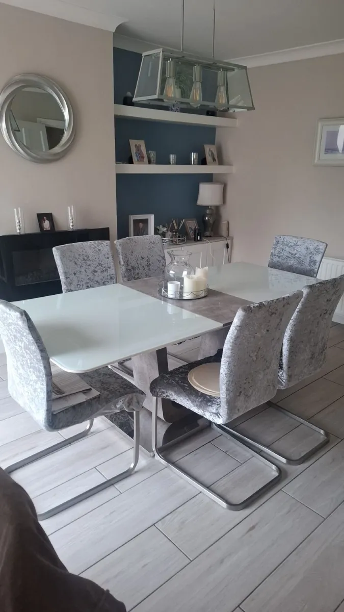 Dining room table and chairs - Image 1