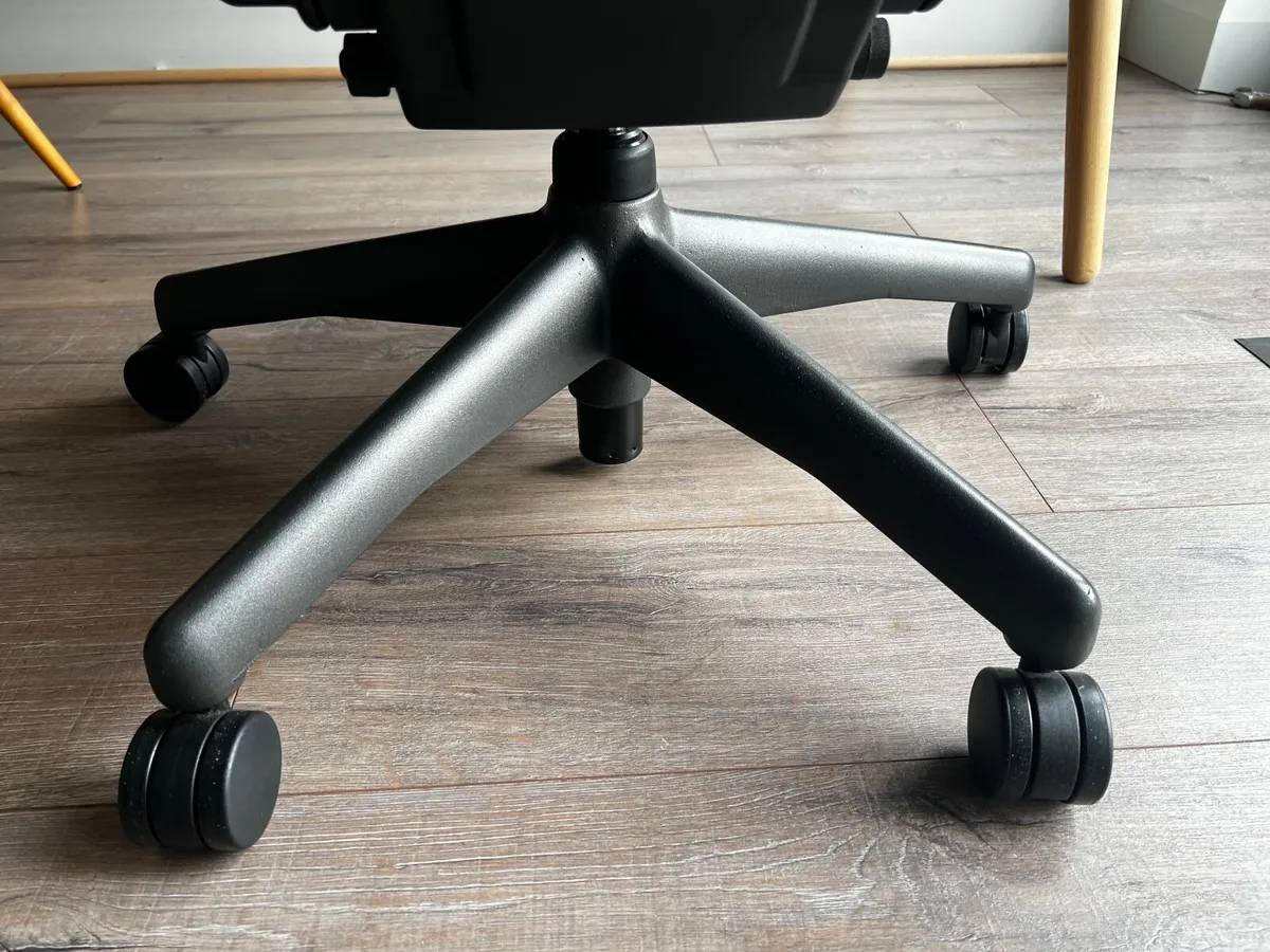 Herman Miller Aeron Chair size B - Image 4
