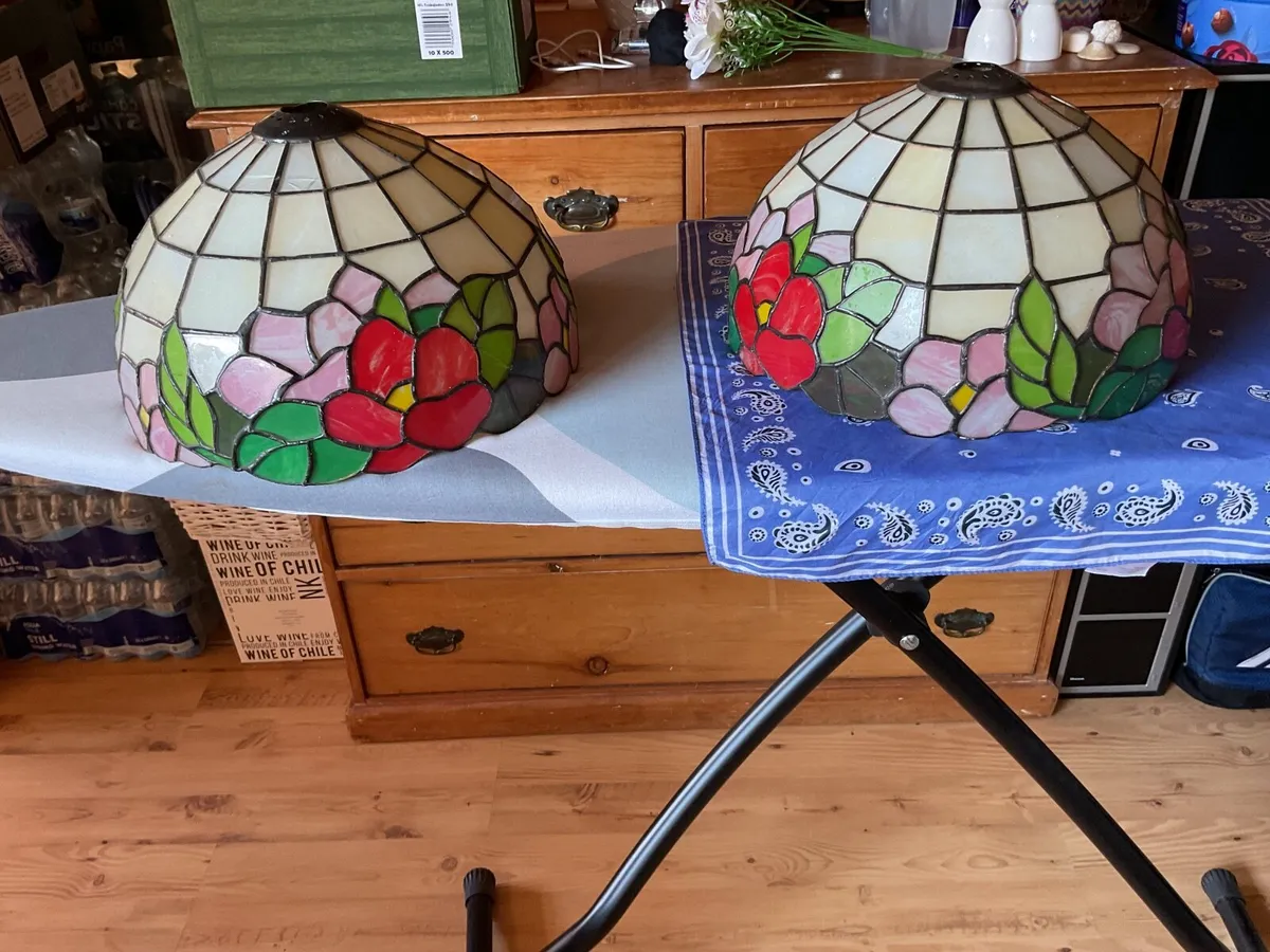 Pair of beautiful Tiffany style light shades - Image 4