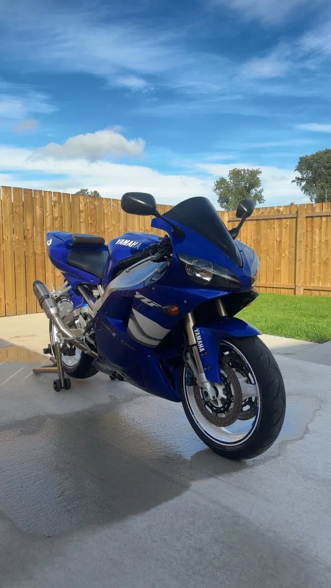 Yamaha R1 - Image 2