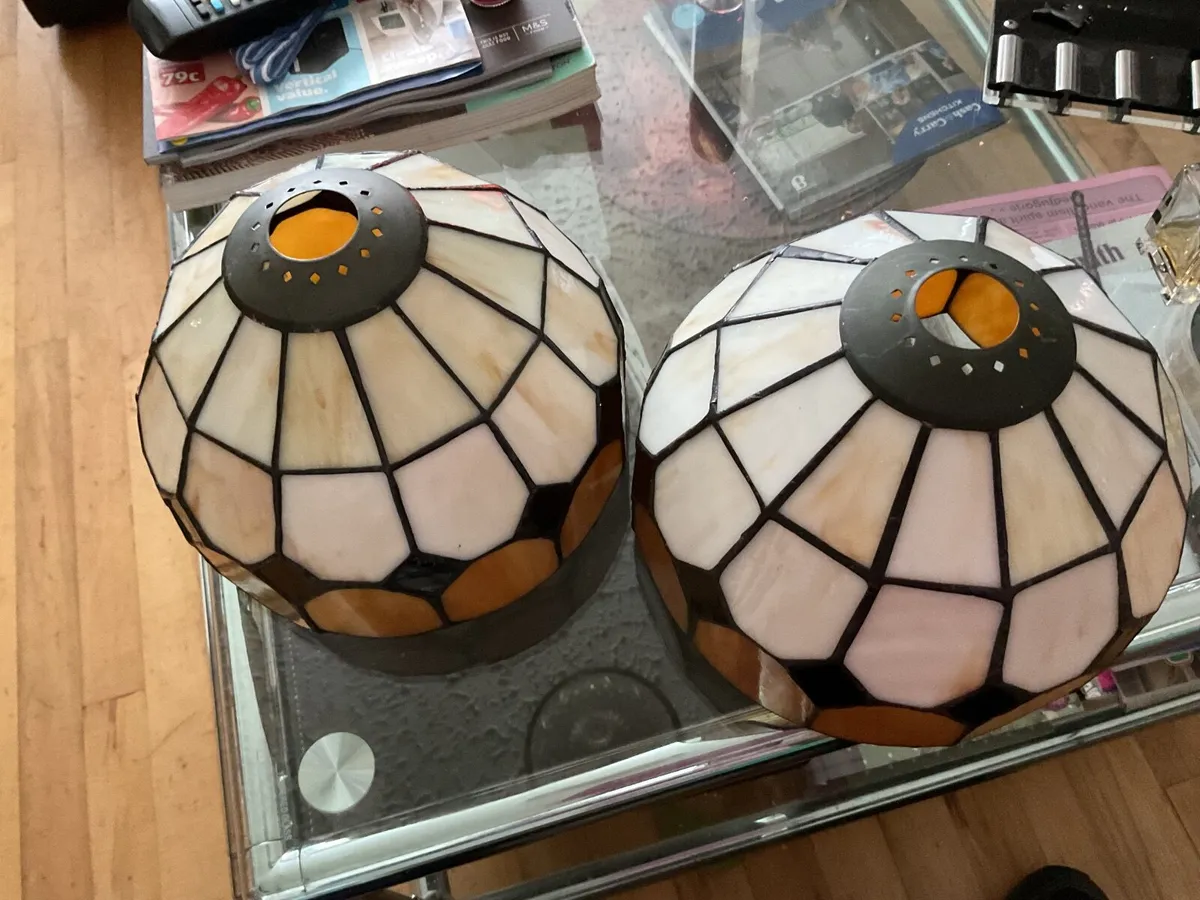 Pair of small Tiffany style light shades - Image 2
