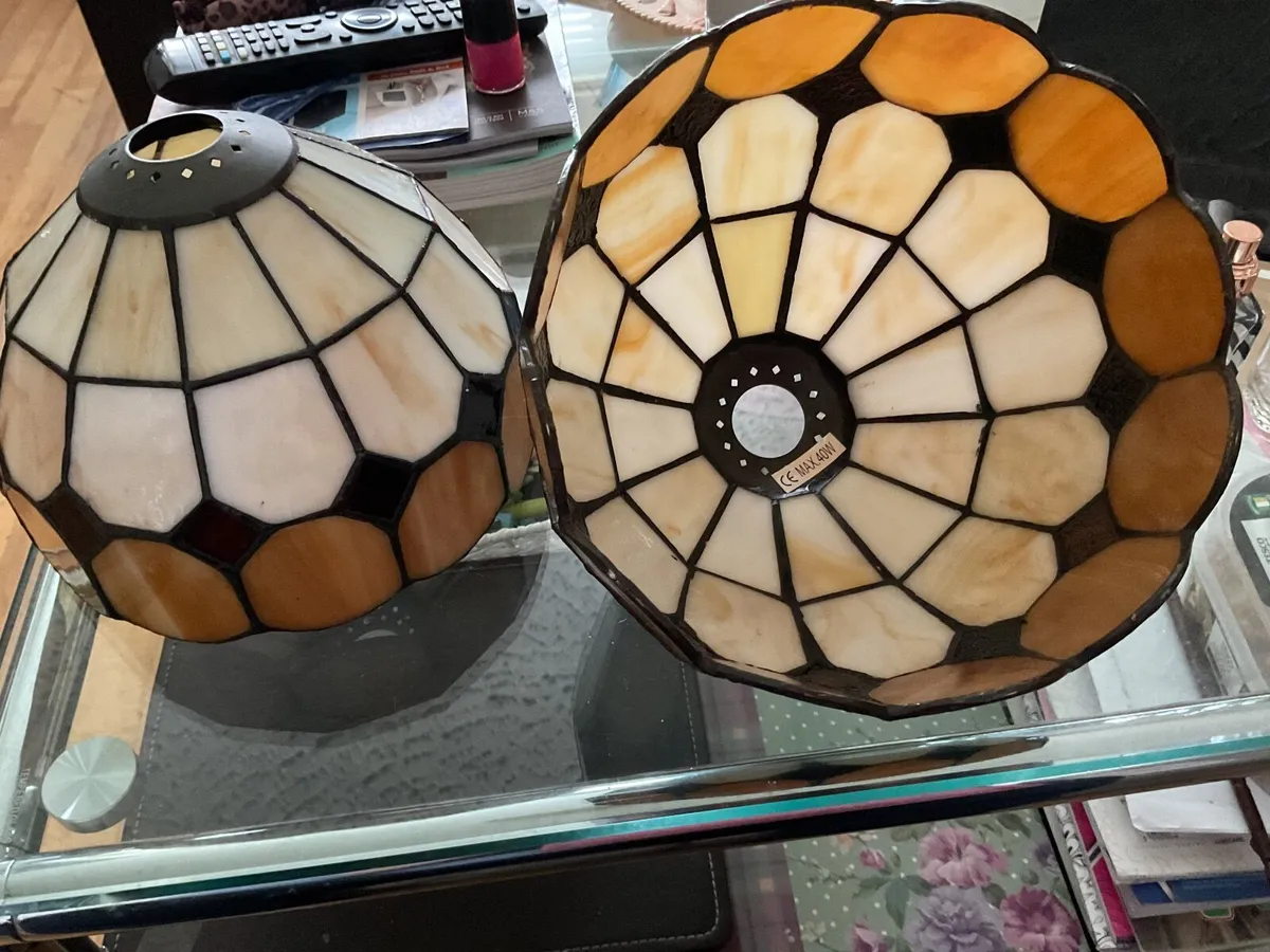 Pair of small Tiffany style light shades - Image 3