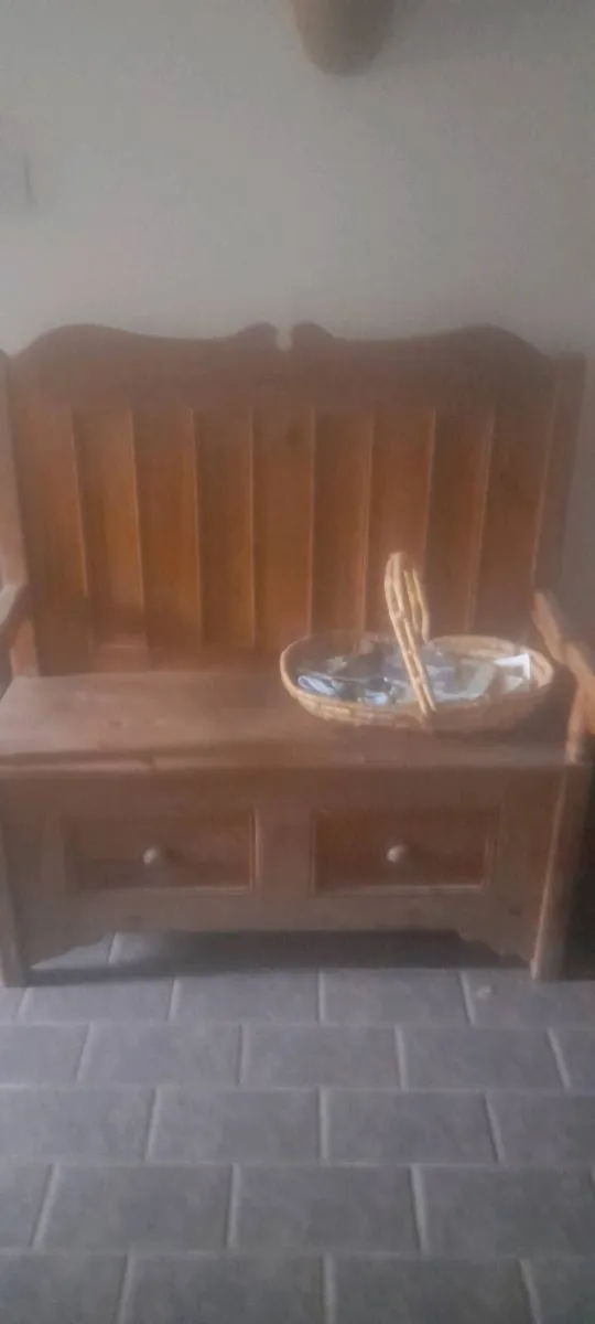 Hall seat