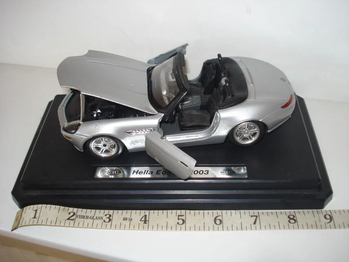 BURAGO BMW Z8 MODEL CAR. HELLA 1/24 SCALE. - Image 2