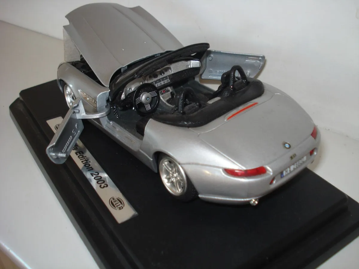 BURAGO BMW Z8 MODEL CAR. HELLA 1/24 SCALE. - Image 3