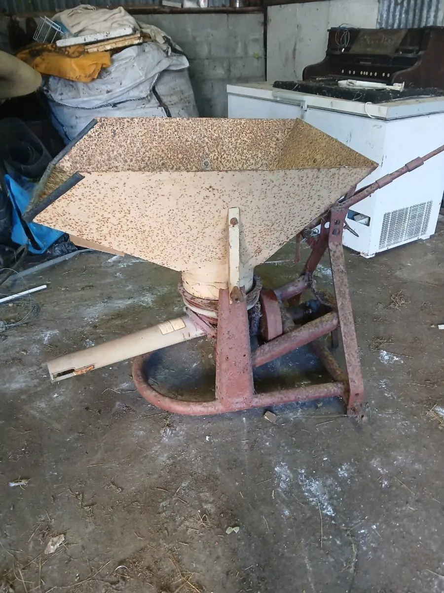 Vicon fertiliser spreader