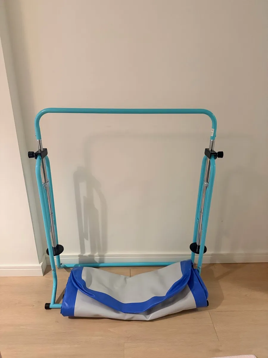 Gymnastics bar and mat - Image 1