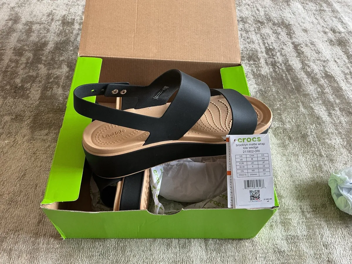 Brooklyn Matte Wrap Low Wedge Crocs - Image 2