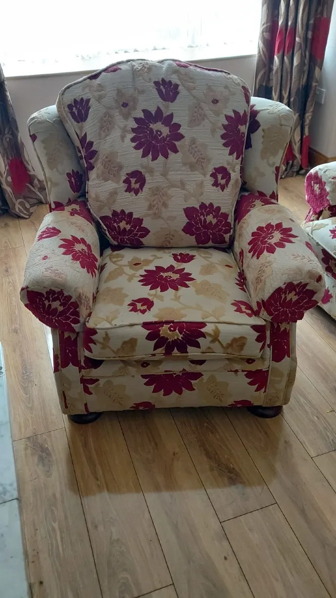 Fineline  suite of furniture - Image 1