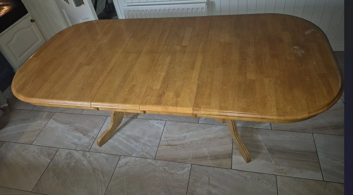 Extendable oak dining table - Image 1