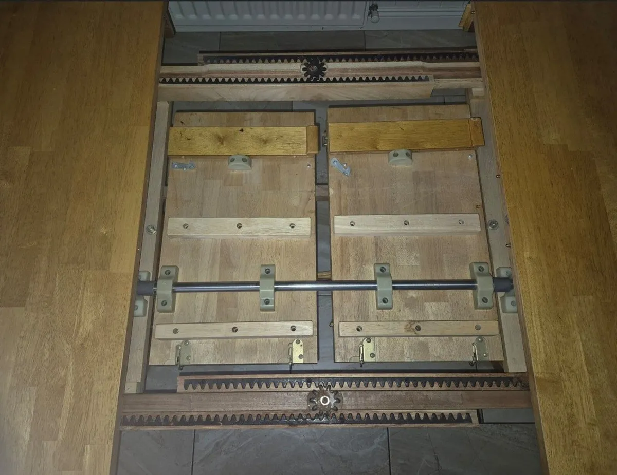 Extendable oak dining table - Image 3