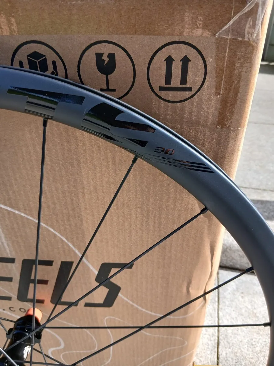 Elite Wheelset 37 Carbon Disc Wheelset Shimano - Image 4