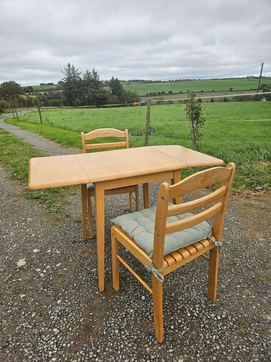 Small table and chairs - Image 1
