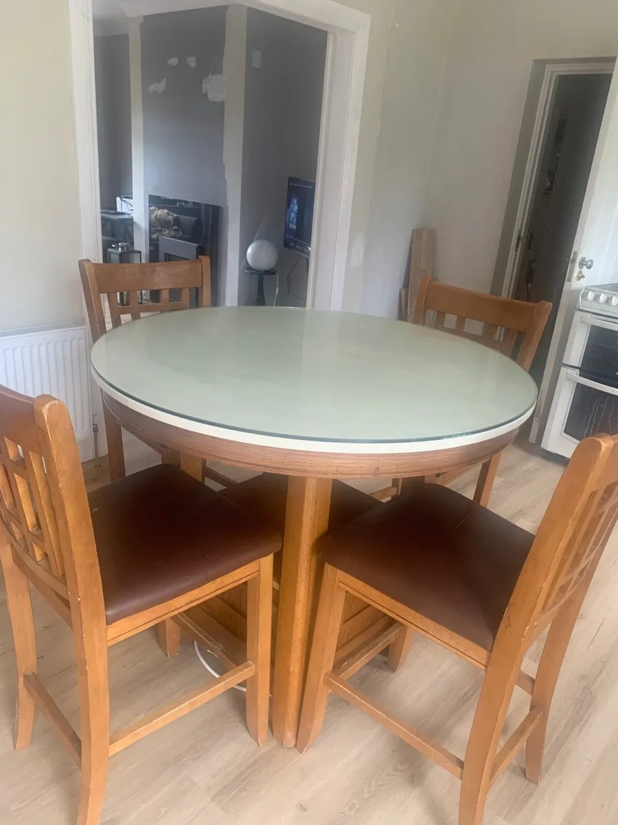 Round extendable kitchen table - Image 1