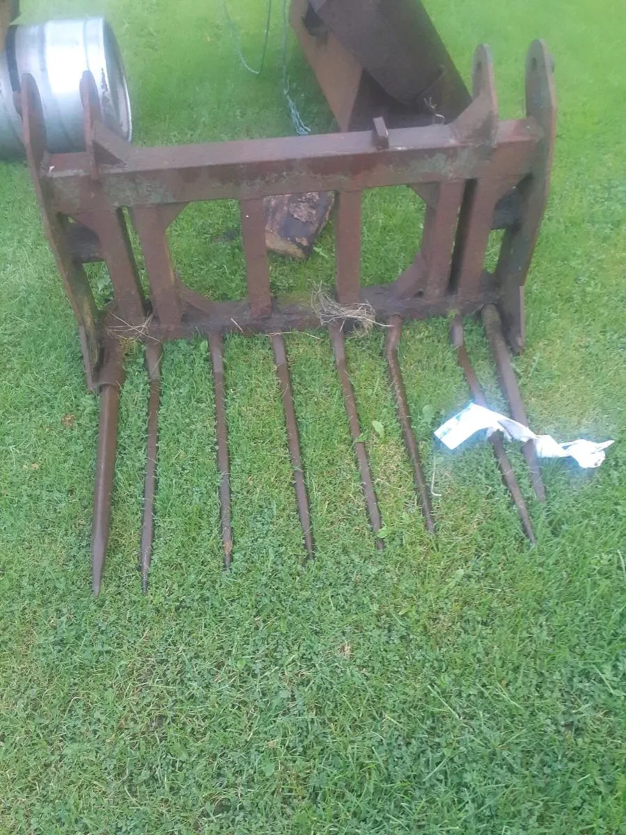 Tractor fork - Image 1