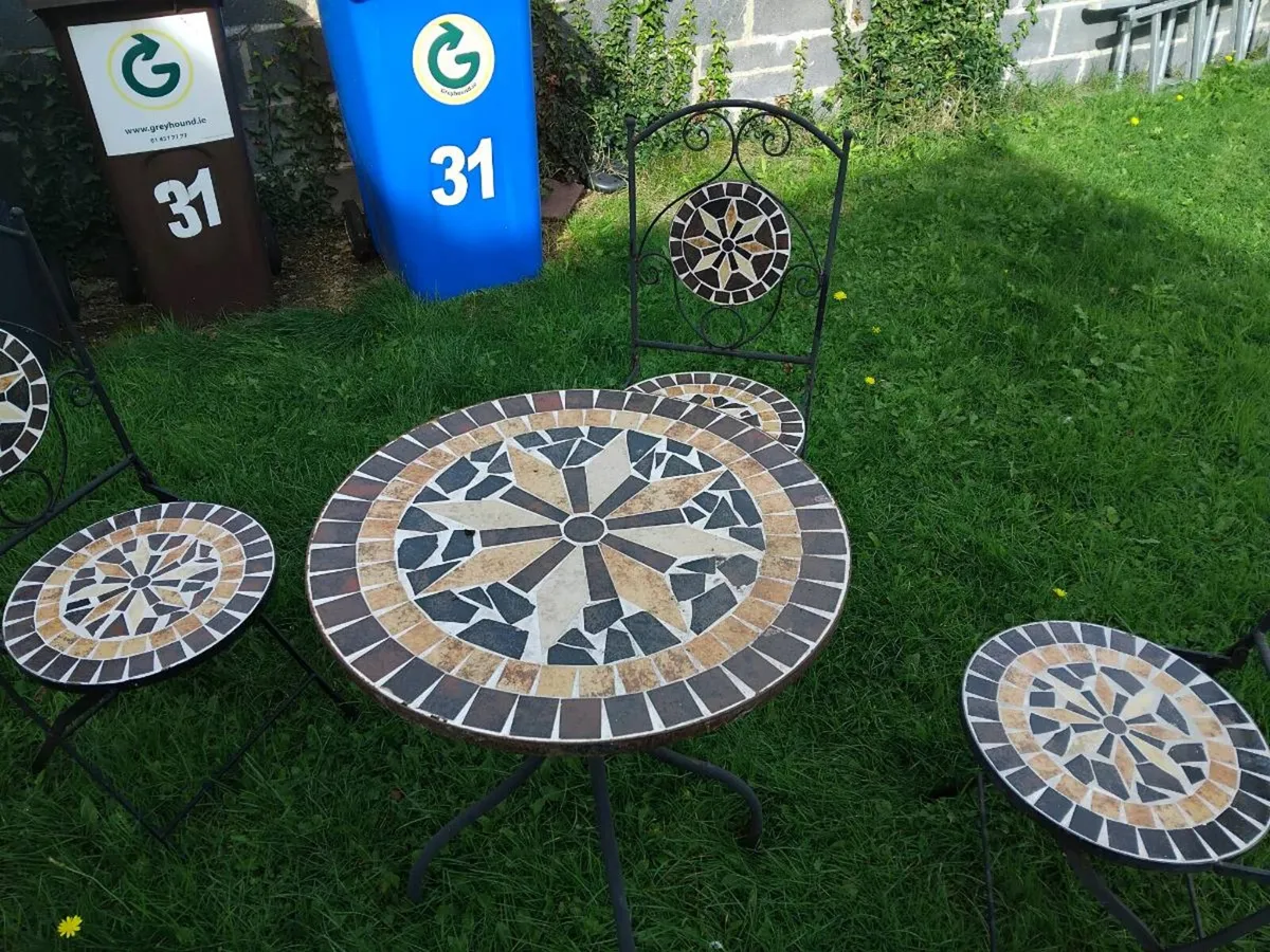 Mosaic Table and four chairs - Image 1